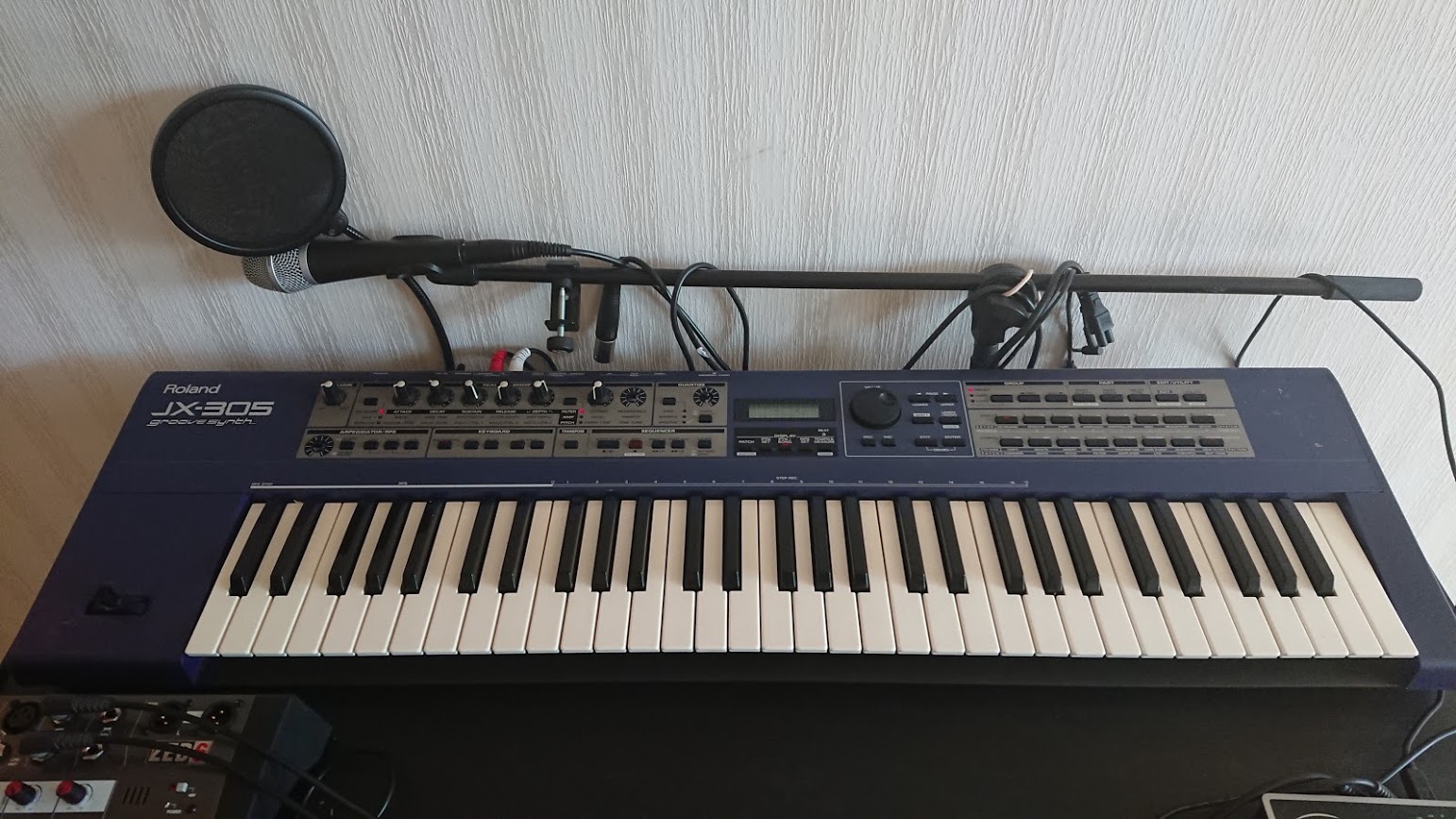 Picture of Roland JX-305 Groovesynth synthesizer